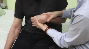 Изготовление индивидуального ортеза  для пораженной руки. Объясняет эрготерапевт.