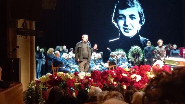 .Михаил  Ширвиндт  на  церемонии прощания  с  Игорем  Золотовицким 17.01.26 смотреть онлайн