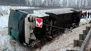 Автобус с рабочими перевернулся в Ленинградской области: пострадали пять человек