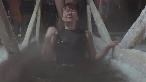 В Москве в крещенских купаниях приняли участие более 220 тысяч горожан.