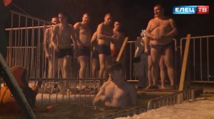 И ледяная вода согревает: сотни ельчан пришли ночью на берег Быстрой Сосны для крещенских купаний.