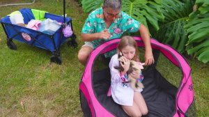 Настя пробует быть няней редких животных