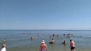Все отдыхают на теплом песочке и купаются в голубой воде Азовского моря в станице Голубицкая