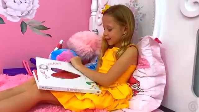 Настя собирается на дискотеку и выбирает духи смотреть онлайн