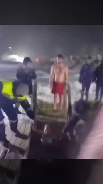 Маленькая девочка не побоялась мороза -40 градусов и нырнула в прорубь в Кемерово. смотреть онлайн