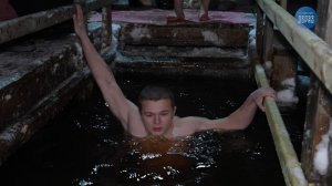Вода, молитва, прорубь: хроника крещенского купания