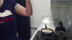 Пеку блины к чаю, варю себе сосиски. Уже всего наелась