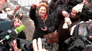 Судебные приставы передали ключи от квартиры Ларисы Долиной адвокату новой владелицы Полины Лурье.