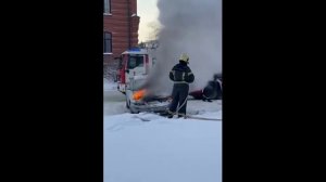 Загоревшийся автомобиль у парка "Изумрудный"