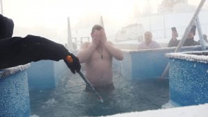МОРОЗЫ - НЕ ПОМЕХА ДЛЯ КРЕЩЕНСКИХ КУПАНИЙ