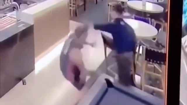 💥 Официант явно оказался не промах и быстро потушил буйного гостя смотреть онлайн