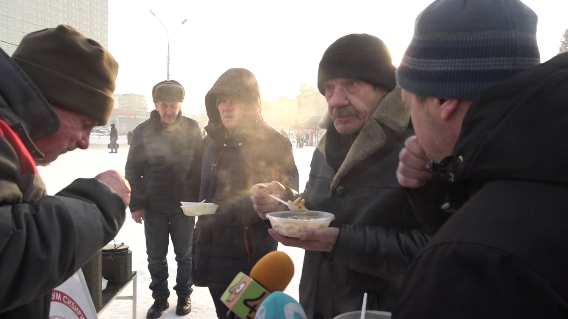 Горячим обедом накормили бездомных на привокзальной площади Новосибирска смотреть онлайн