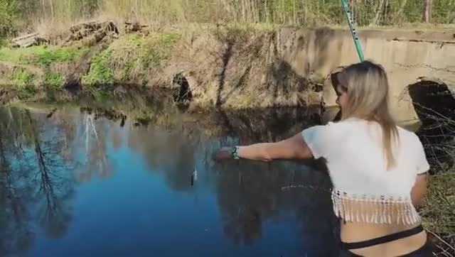 ЛОВЛЮ НА ПОПЛАВОК НА ДИКОМ РУЧЬЕ! ЖИЗНЬ В ГЛУХОЙ ДЕРЕВНЕ смотреть онлайн