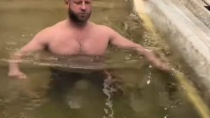 Россияне искупались в проруби на крещение.