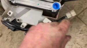 Продолжение замены радиатора печки Тойота приус NHW20 Европа.