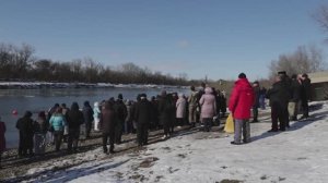 Жители Армавира приняли участие в крещенских купаниях на берегу реки Кубань