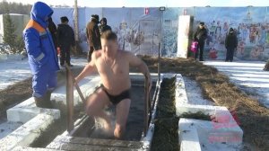 Мороз не помешал братчанам отметить Крещение Господне согласно всем народным традициям