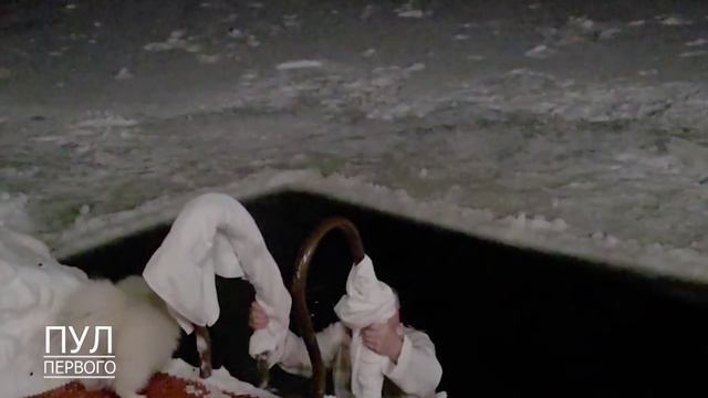 Александр Лукашенко,по примеру Путина,окунулся в проруби на Крещение! смотреть онлайн