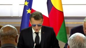 Президент Макроне вышел на работу в солнечных очках