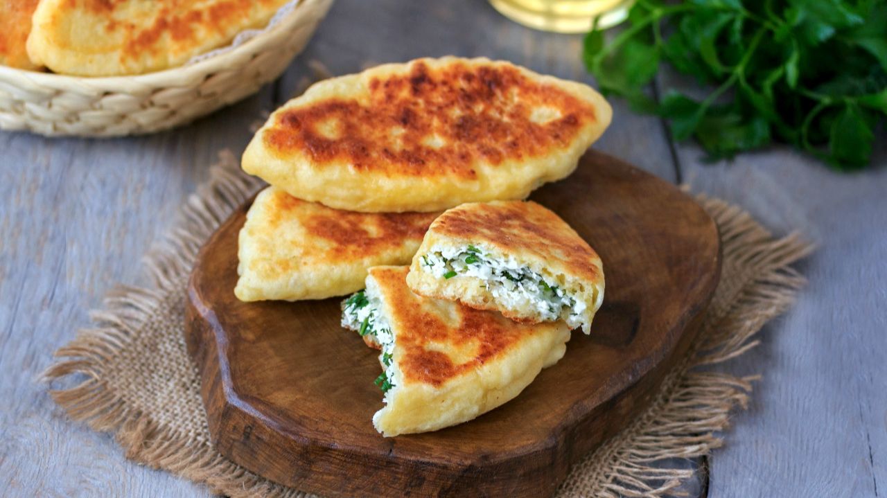 🔥 Жареные пирожки из творожного теста с брынзой и зеленью — готовим за 40 минут смотреть онлайн