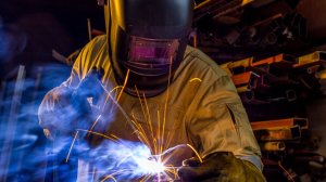 Сварщики, электрики и врачи станут самыми востребованными профессиями в России в 2026 году