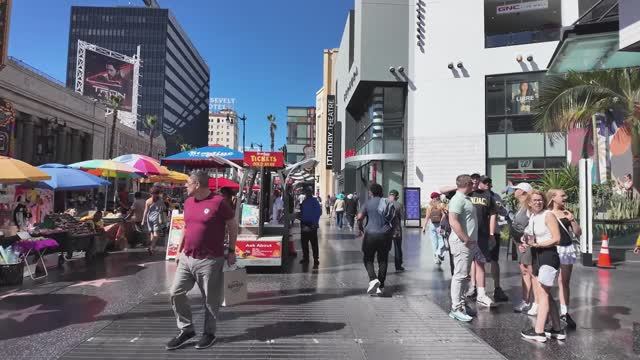 🇺🇸 Лос-Анджелес, Калифорния - Воскресная прогулка по Аллее славы в Голливуде / смотреть онлайн