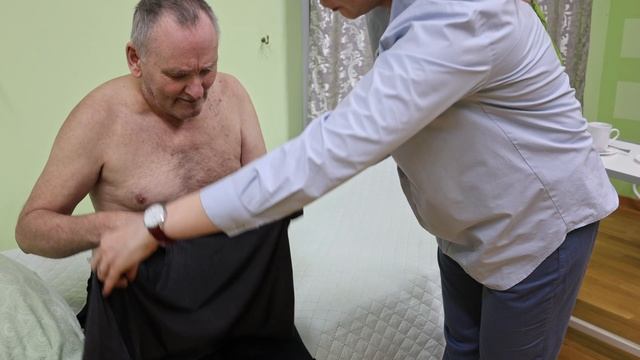 Обучение, как правильно надеть футболку самостоятельно, если поражена одна сторона тела. смотреть онлайн