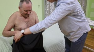 Обучение, как правильно надеть футболку самостоятельно, если поражена одна сторона тела.