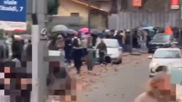 Голод в Италии. Мы из Италии🇮🇹 ! Всё печально!!! Стоим в очереди за бесплатной едой. смотреть онлайн