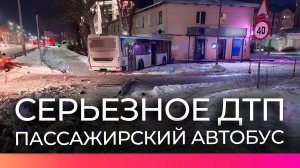 Пассажирский автобус съехал с дороги и врезался в двухэтажный жилой дом в Великом Новгороде