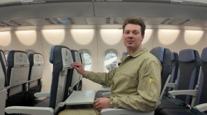 Журналистам показали, как будет выглядеть салон нового российского авиалайнера "Суперджет 100".