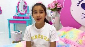 Папа учит Настю правилам поведения в бассейне