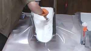 №35- Закладка внешнего слоя стеклоткани и наполнителя на капоте.