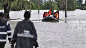 Республика Мозамбик терпит стихийное наводнение. Дома и больницы разрушены, людей эвакуируют по воде