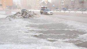 ИЗ-ЗА КОММУНАЛЬНОЙ АВАРИИ ОБРАЗОВАЛСЯ КАТОК