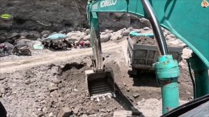 Строительство, экскаватор копает песок