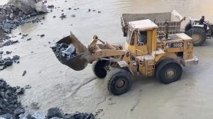 Масштабное шоу по погрузке породы мощным колесным погрузчиком 966