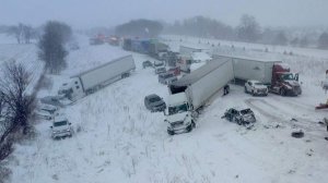 В США из-за обильного снегопада произошло столкновение 100 автомобилей