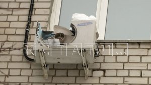 При очистке сосулек коммунальщики разгромили все кондиционеры на доме