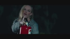 Джастин Лонг подвергся нападению диких койотов. Отрывок из фильма «Койоты 2025»