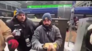 Мусульманин в США во время протеста поцеловал Коран, в котором лежал бекон