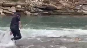 В КЧР полицейские задержали правонарушителя, который пытался убежать от них по руслу горной реки