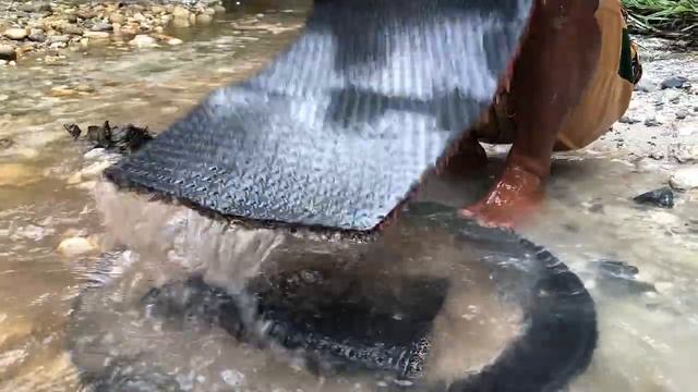 Азиатские чёрные копатели добывают золото ужасным способом! смотреть онлайн