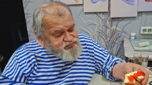 -45 за окном Пенсионер ест на завтрак хлеб с маслом и красной икрой Жизнь зимой в Сибири