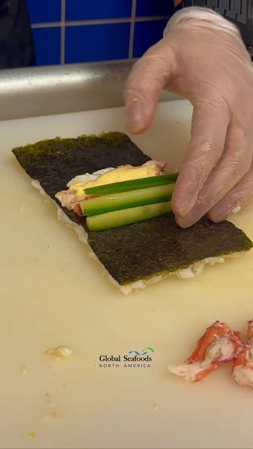Добавление соуса к мясу камчатского краба перед сворачиванием суши | Сколько и когда