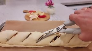 НАРЕЖЬТЕ ТЕСТО НОЖНИЦАМИ | РЕСТОРАННЫЙ ДЕСЕРТ ЗА 10 МИНУТ | РУЛЕТ С ЯБЛОКАМИ ИЗ СЛОЕНОГО ТЕСТА