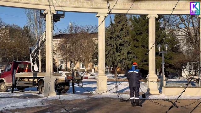 В Керчи убирают главную новогоднюю ёлку смотреть онлайн