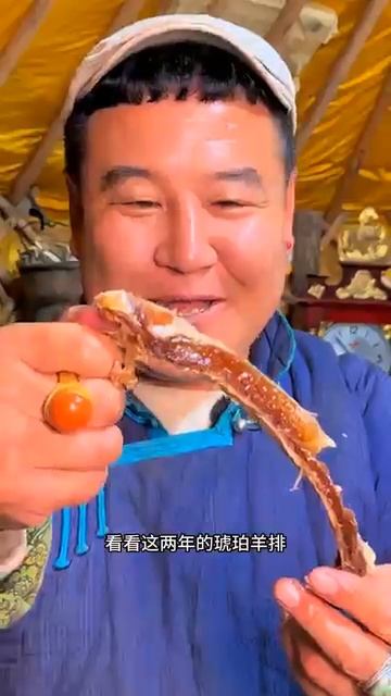 С утра поехал посмотреть пастбища, напоил коней и приехал покушать янтарное мясо баранины. :) смотреть онлайн