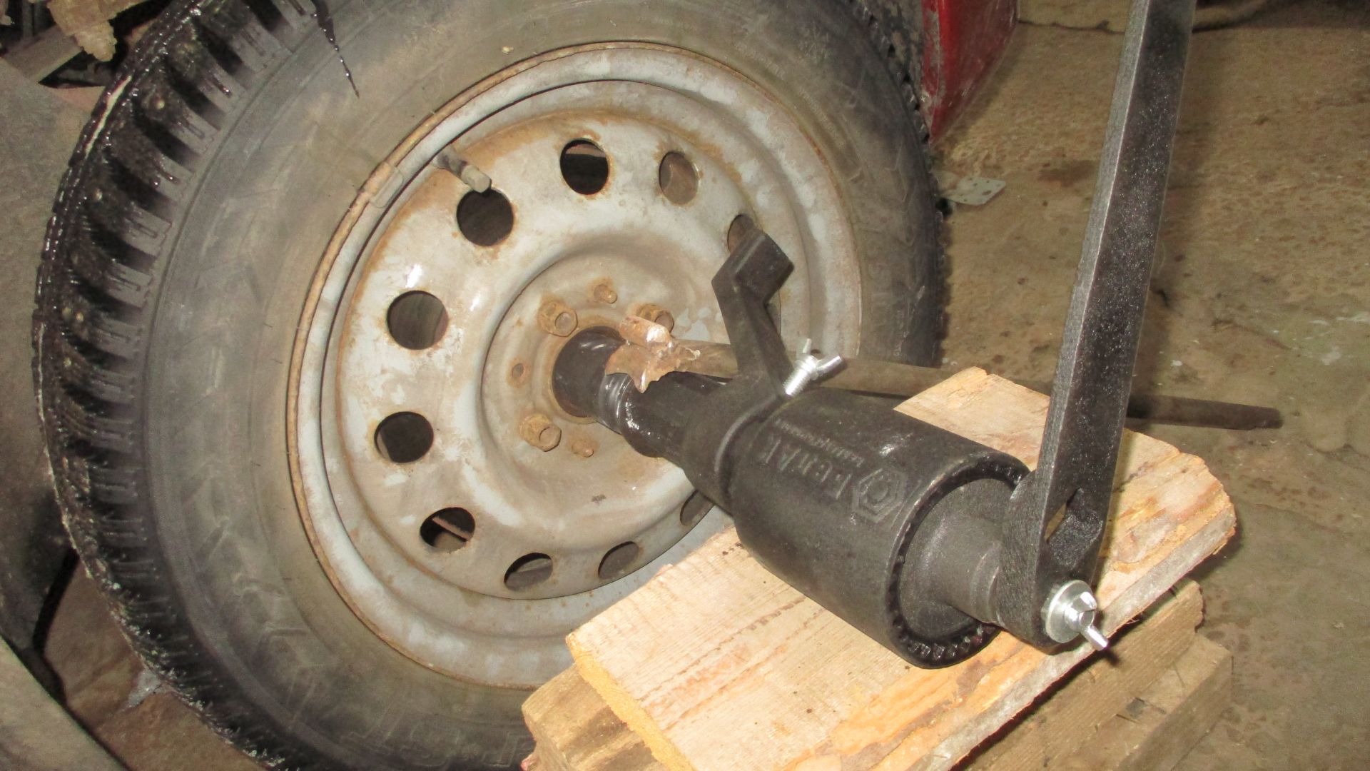 Как легко отвернуть гайки ШРУСа ВАЗ. Конечно мясорубкой. смотреть онлайн