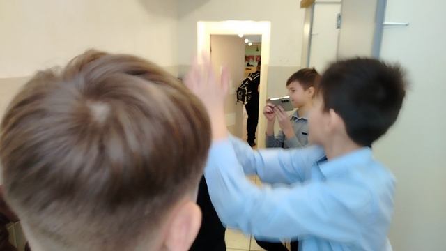 THIS IS ШКОЛЬНЫЙ ТУАЛЕТ смотреть онлайн